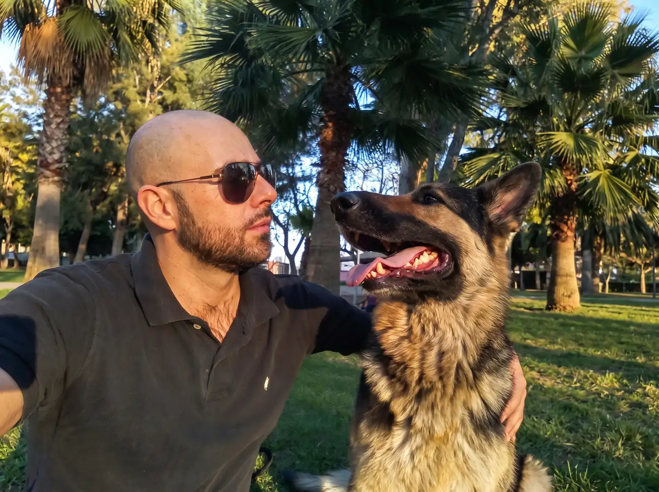 Horacio con un pastor alemán
