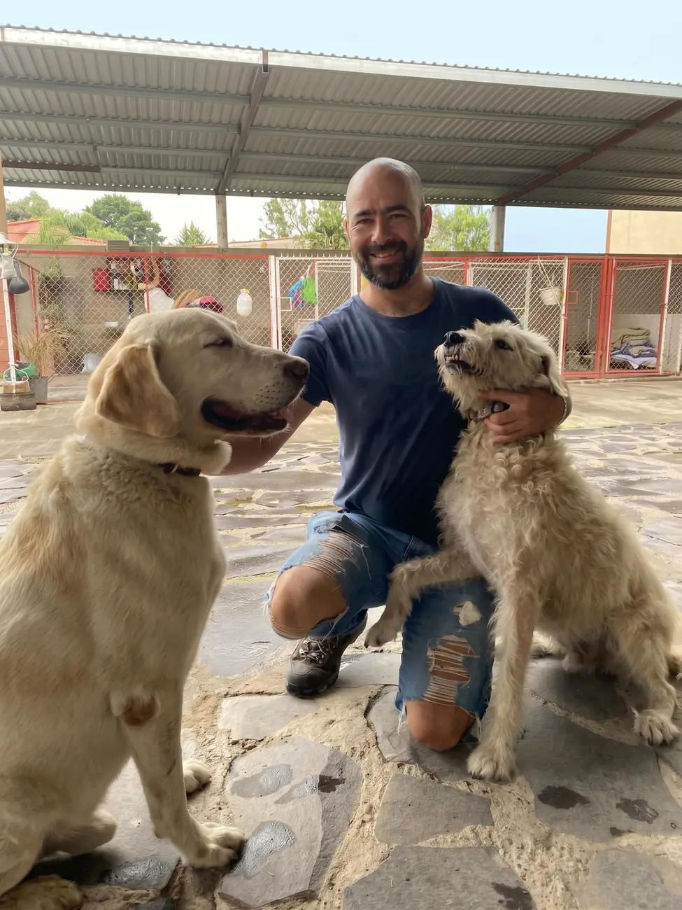 Horacio con dos de sus huéspedes en Can-Doit